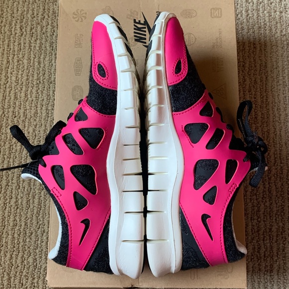 Nike Shoes - Nike Free Run +2 Ext Sz 6 black and fireberry